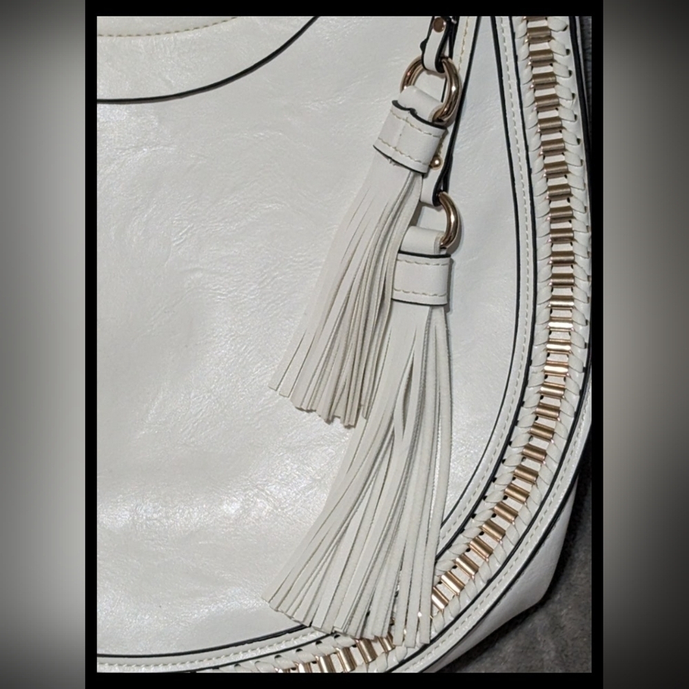 💥 CLEARANCE💥Large white shoulder bag, faux leather,excellent condition,tassels - Picture 4 of 16